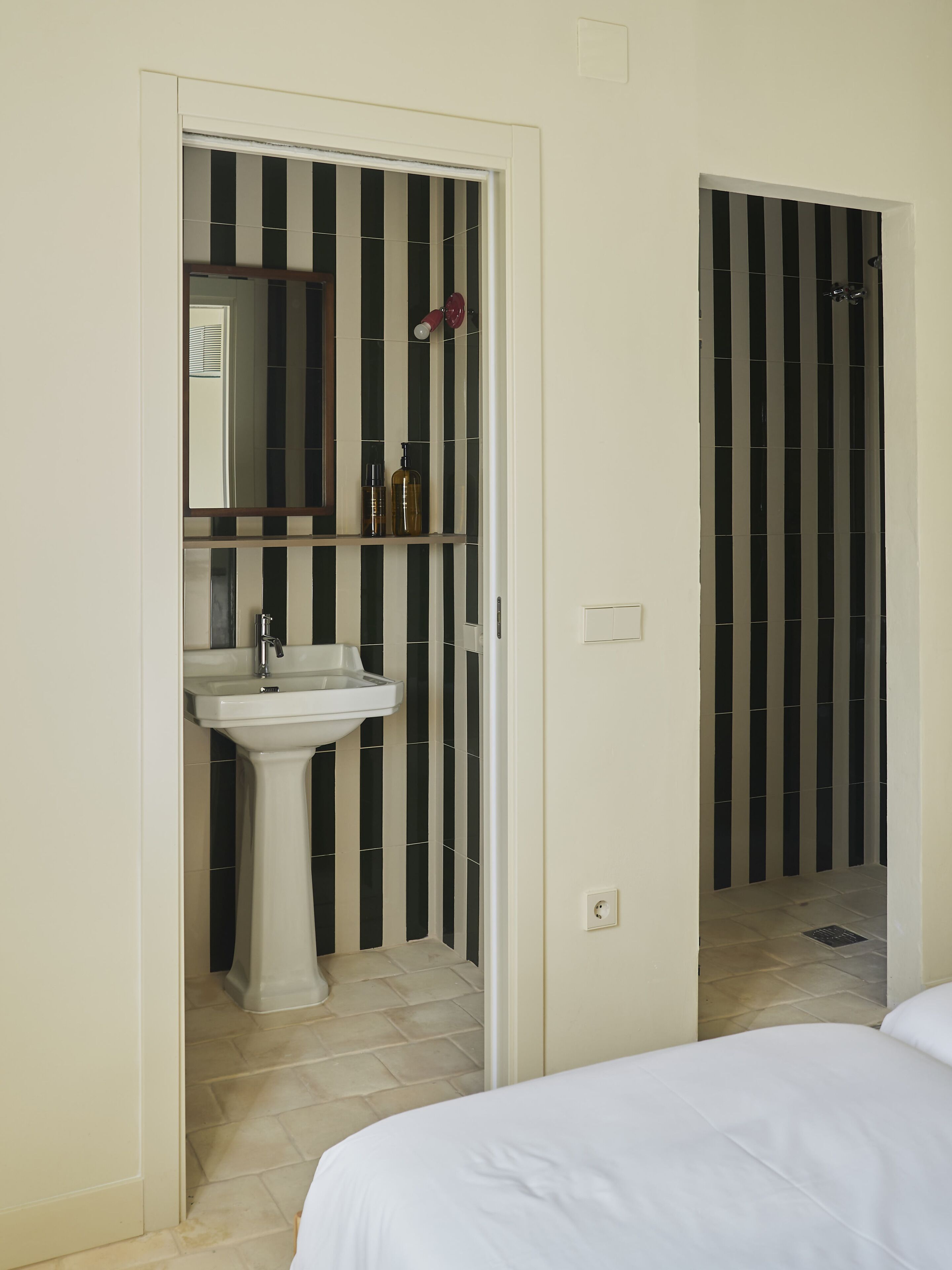 Iron/ironing board, travel cot, free WiFi, bed sheets