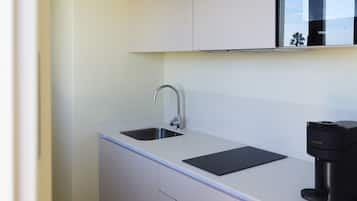 Réfrigérateur, micro-ondes, grille-pain