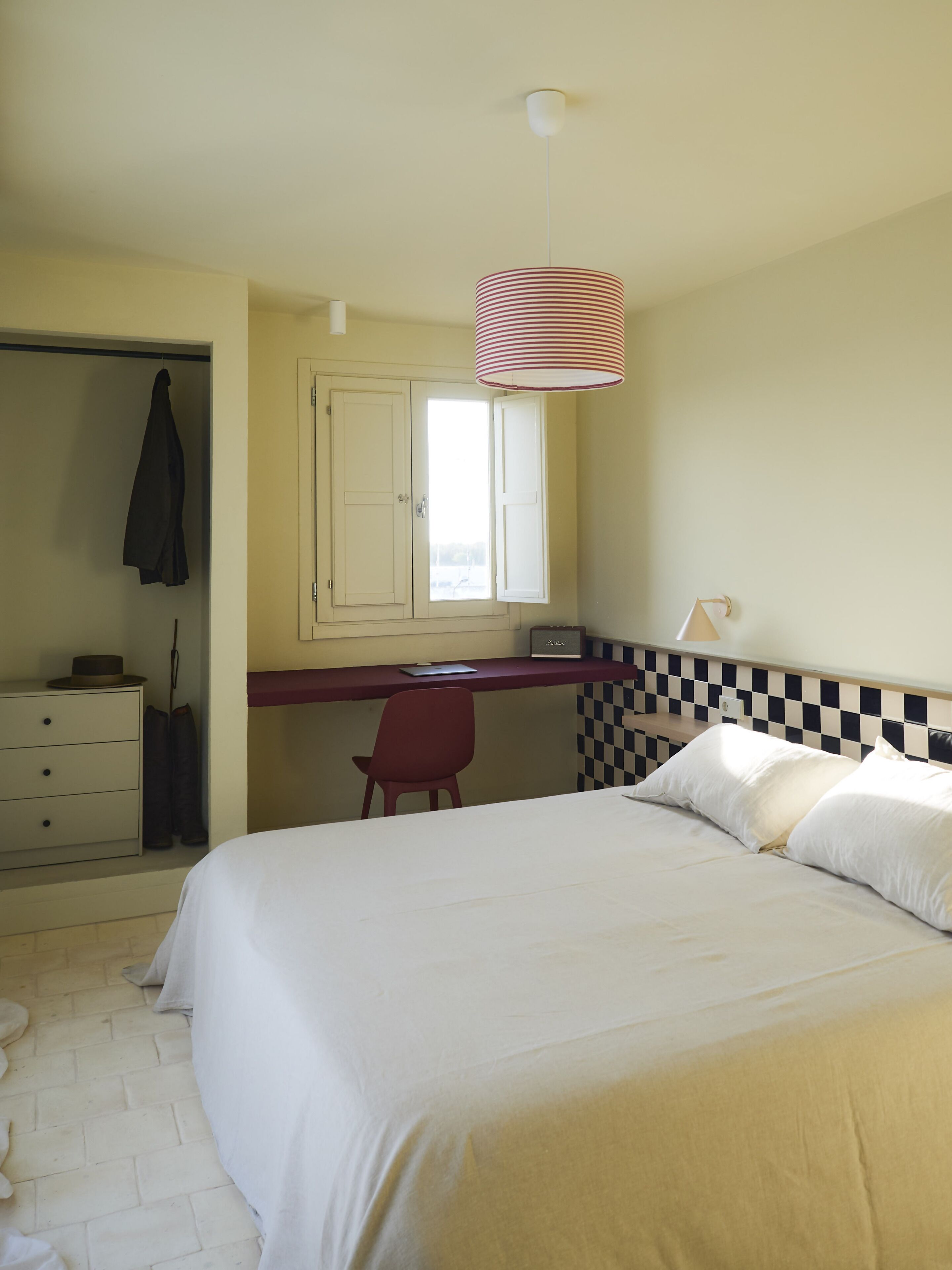 Een bureau, een strijkplank/strijkijzer, gratis wifi, beddengoed