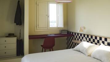 Een bureau, een strijkplank/strijkijzer, gratis wifi, beddengoed