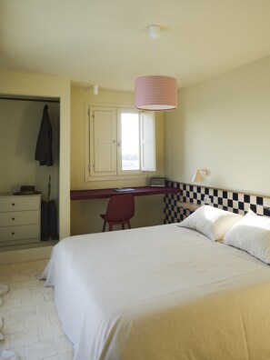 Una scrivania, ferro/asse da stiro, Wi-Fi gratuito, lenzuola