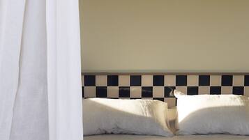 Een bureau, een strijkplank/strijkijzer, gratis wifi, beddengoed