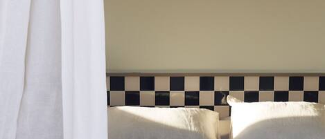 Een bureau, een strijkplank/strijkijzer, gratis wifi, beddengoed