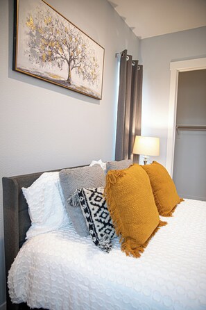 1 bedroom, WiFi, bed sheets - Private En-suite. 2 mins from Emmanuel Hospital. (Turlock)