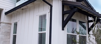 Private En-suite. 2 mins from Emmanuel Hospital.