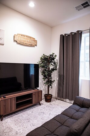 Living area - Private En-suite. 2 mins from Emmanuel Hospital. (Turlock)