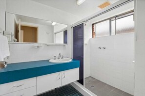 Shower, towels, shampoo - Budget Unrenovated Beachside - Resort Style @222 (Coffs Harbour)