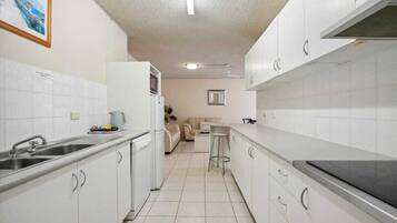 Fridge, microwave, stovetop, dishwasher