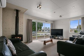 Living area - The Charleston Charmer - Whangamata (Whangamata)