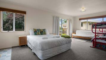 4 bedrooms, iron/ironing board, free WiFi
