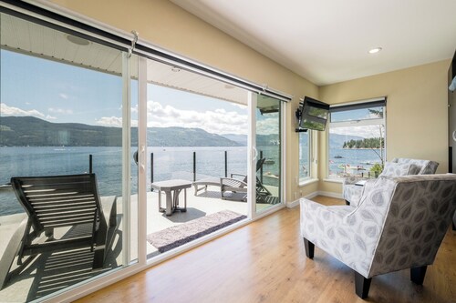 Shuswap Lakefront • Cozy Retreat with Dock, Fishing, Kayaks, Trails & Fire Pit