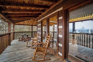 Outdoor dining - Little Bear-NEW RENTAL-TRUSTED HOST! 2BR-Panoramic Views-Hot Tub-Updates (Sevierville)