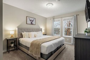 3 bedrooms, desk, travel cot, WiFi - Hero`s Haven | Playroom | Fenced Yard | Dbl Garage (Calgary)