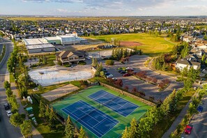 Sports court - Hero`s Haven | Playroom | Fenced Yard | Dbl Garage (Calgary)
