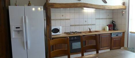 Mikroaaltouuni, uuni, astianpesukone, syöttötuoli