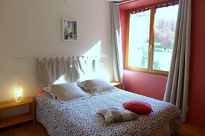 Travel cot, free WiFi, bed sheets