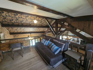 Televisión, chimenea, reproductor de DVD y tenis de mesa 