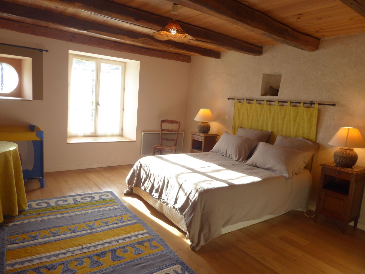 Travel cot, free WiFi, bed sheets