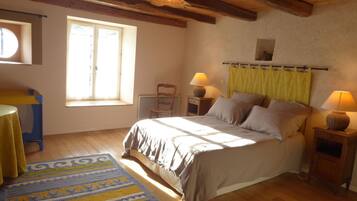 Travel cot, free WiFi, bed sheets