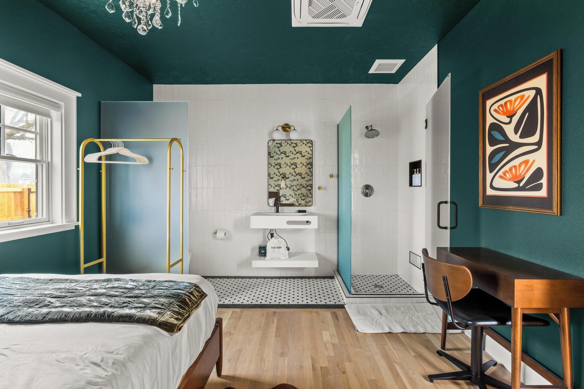 11 makuuhuonetta, työpöytä, silitysrauta/-lauta, vauvan matkasänky