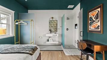 11 quartos, escrivaninha, ferros/tábuas de passar roupa, berço de viagem