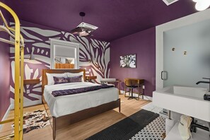 11 Schlafzimmer, Schreibtisch, Bügeleisen/Bügelbrett, Reisekinderbett
