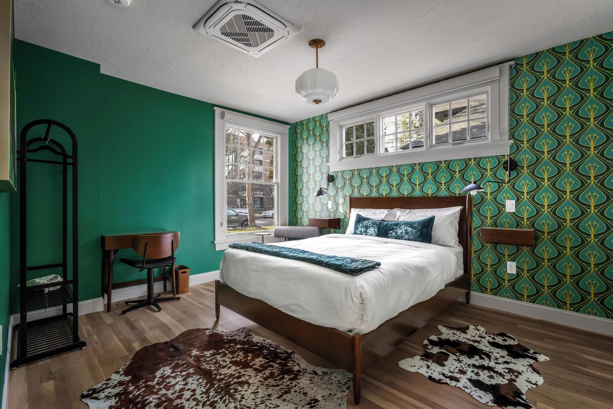 11 Schlafzimmer, Schreibtisch, Bügeleisen/Bügelbrett, Reisekinderbett