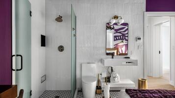 Chuveiro, secador de cabelo, toalhas de banho