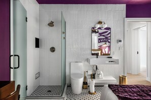 Chuveiro, secador de cabelo, toalhas de banho 