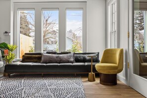 Smart-TV, Stereoanlage, Arbeitsbereiche