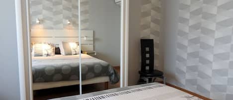 Travel cot, free WiFi, bed sheets