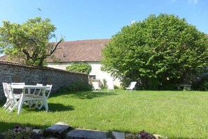 Outdoor dining - GABRIELLE'S HOUSE (Giey-sur-Aujon)