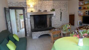 Télévision, cheminée