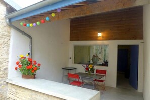 Outdoor dining - GITE SIMONE DE BEAUVOIR (Châteauvillain)