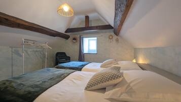 Travel crib, free WiFi, bed sheets