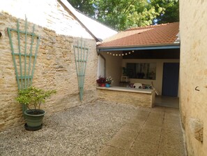 المنطقة المحيطة بالمنشأة