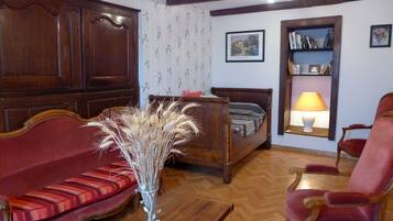 Travel cot, free WiFi, bed sheets