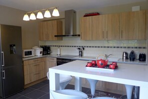 ميكروويف، غسالة أطباق، كرسي للأطفال