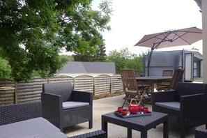 Outdoor dining - GITE DE LA SUIZE - FOULAIN (FOULAIN)