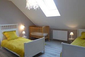 سرير سفر وواي فاي مجانًا وملاءات أسرّة