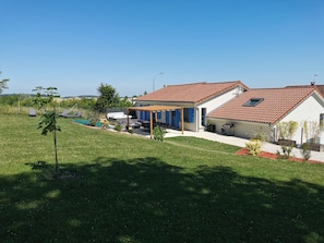 A house with a patio, a swimming pool, and a garden. - L'Etape du Général - Colombey les deux Églises (Colombey les deux Églises)