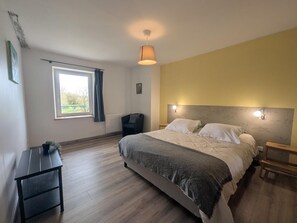 Travel cot, free WiFi, bed sheets - Graine - Dommartin-le-Franc (Dommartin-le-Franc)