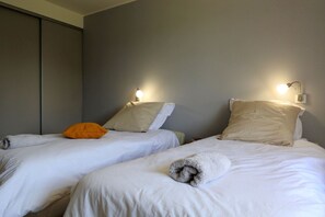 Travel cot, free WiFi, bed sheets