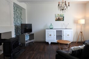 TV, fireplace