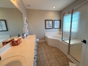 Shower, jetted bath, hair dryer, towels - NEW LISTING: Coral Me Crazy - Steps to Beach - Family Friendly - Bunk Suite (Gulf Shores)