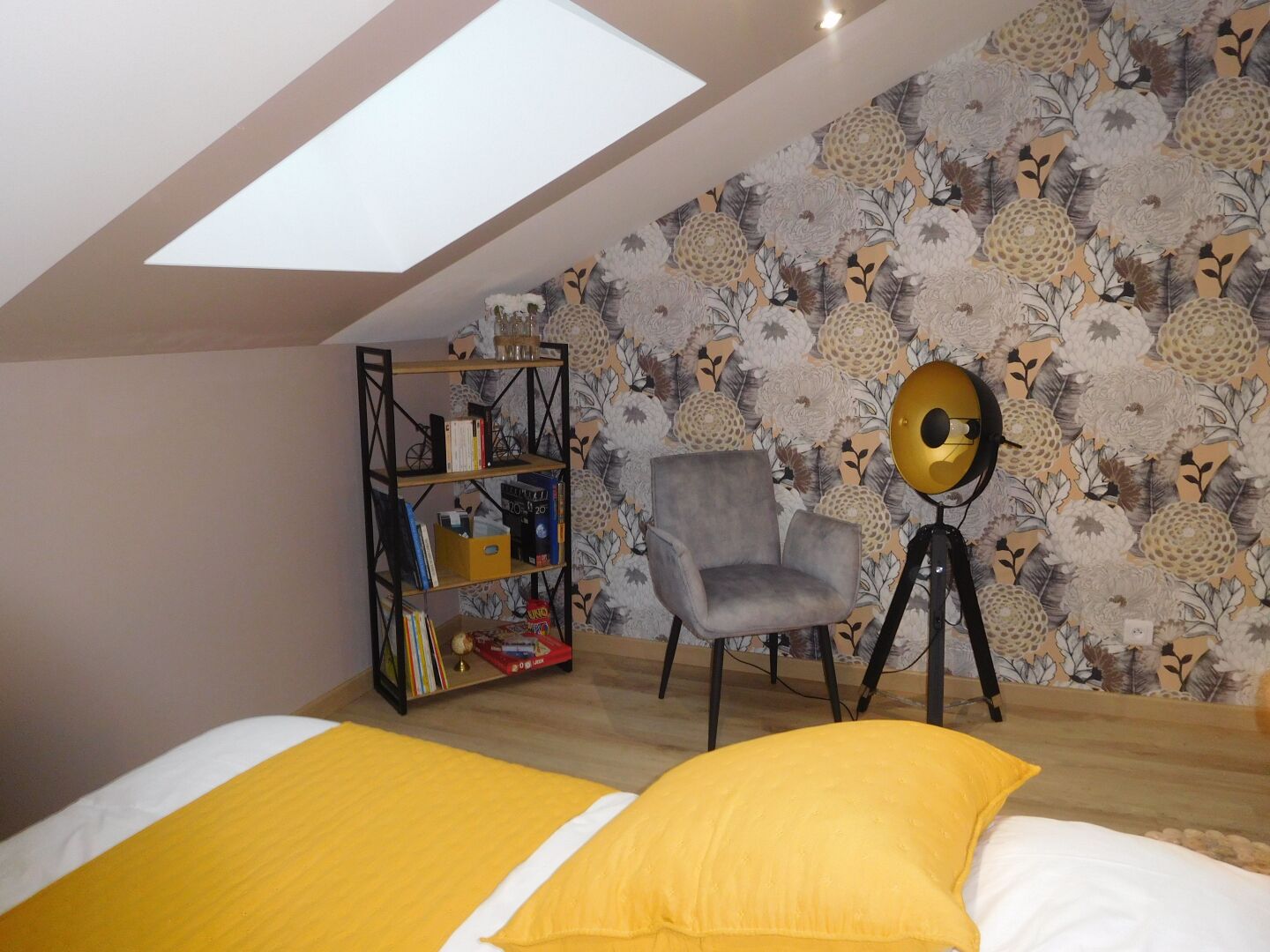 Travel cot, free WiFi, bed sheets