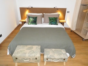 Travel crib, free WiFi, bed sheets