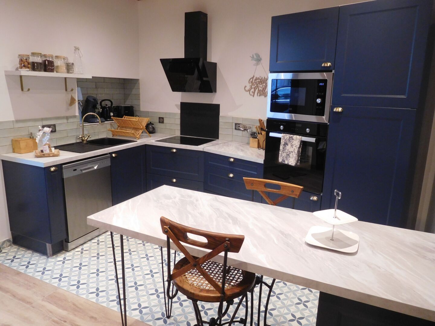 Mikrowelle, Ofen, Geschirrspüler, Hochstuhl