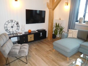 Fernseher, DVD-Player, Tischtennisplatte