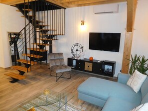 Fernseher, DVD-Player, Tischtennisplatte